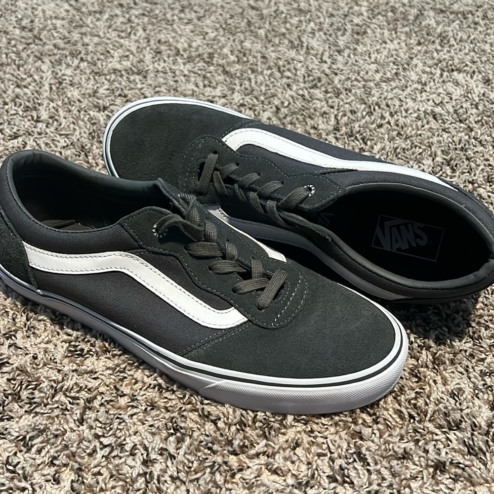 Vans US Mens 11 - 721454 Grey Suede and Canvass Skate shoe NWOT